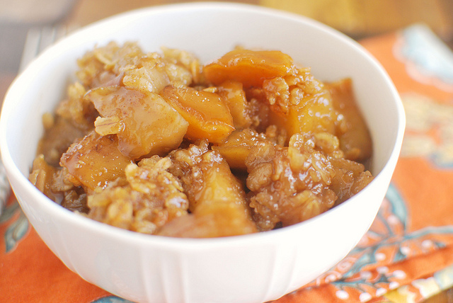 slow cooker recipes - apple crumble - tale of two sisters